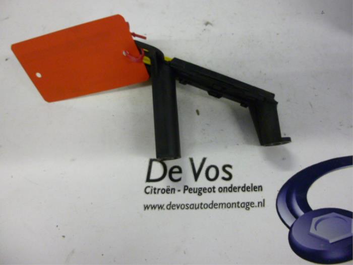 Gebruikte Antenne bandenspanning Peugeot 407 Prijs € 10,00 Margeregeling aangeboden door De Vos Onderdelen