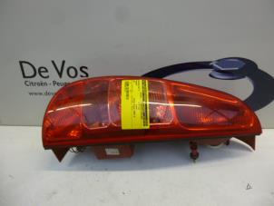 Gebruikte Achterlicht rechts Peugeot 807 2.2 16V Prijs € 55,00 Margeregeling aangeboden door De Vos Autodemontagebedrijf