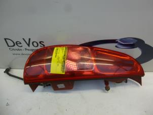 Gebruikte Achterlicht rechts Peugeot 807 2.2 HDiF 16V Prijs € 55,00 Margeregeling aangeboden door De Vos Autodemontagebedrijf