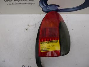 Gebruikte Achterlicht rechts Peugeot 306 Break (7E) 1.6i XR,XT,ST Prijs € 35,00 Margeregeling aangeboden door De Vos Autodemontagebedrijf
