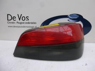 Gebruikte Achterlicht rechts Peugeot 306 (7A/C/S) 1.4 XN,XR,XA,XRA Prijs € 35,00 Margeregeling aangeboden door De Vos Autodemontagebedrijf