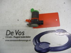 Gebruikte Ruitensproeierpomp voor Peugeot 406 Break (8E/F) 1.8 16V Prijs € 15,00 Margeregeling aangeboden door De Vos Autodemontagebedrijf