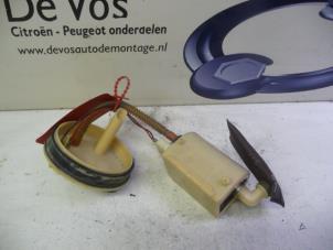 Gebruikte Tank element Pomp Peugeot 306 (7A/C/S) 1.4 XN,XR,XA,XRA Prijs € 45,00 Margeregeling aangeboden door De Vos Onderdelen
