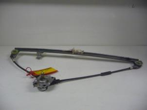 Gebruikte Ruitmechaniek 4Deurs links-voor Peugeot Boxer (230L) 2.5D 320L 12V Prijs € 45,00 Margeregeling aangeboden door De Vos Onderdelen