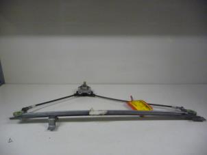 Gebruikte Ruitmechaniek 4Deurs rechts-voor Peugeot Boxer (230L) 2.5D 320L 12V Prijs € 45,00 Margeregeling aangeboden door De Vos Onderdelen