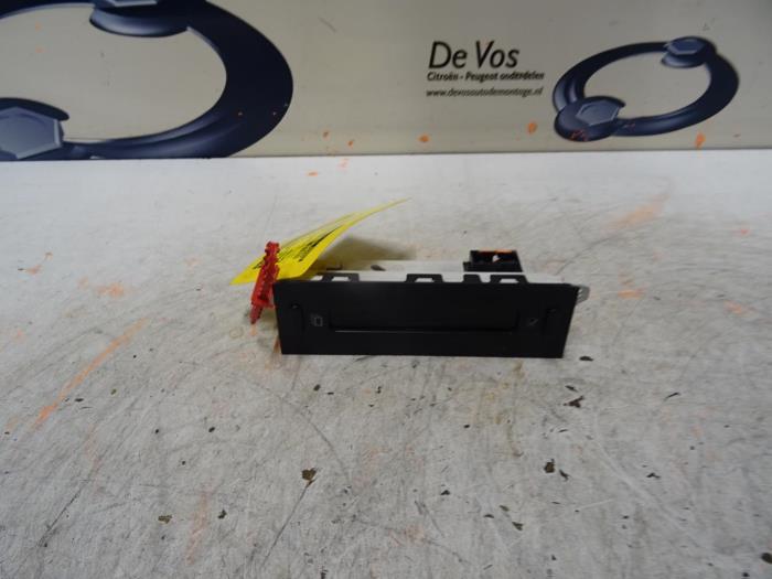 Gebruikte Display Interieur Peugeot Partner 1.9D Prijs € 55,00 Margeregeling aangeboden door De Vos Onderdelen