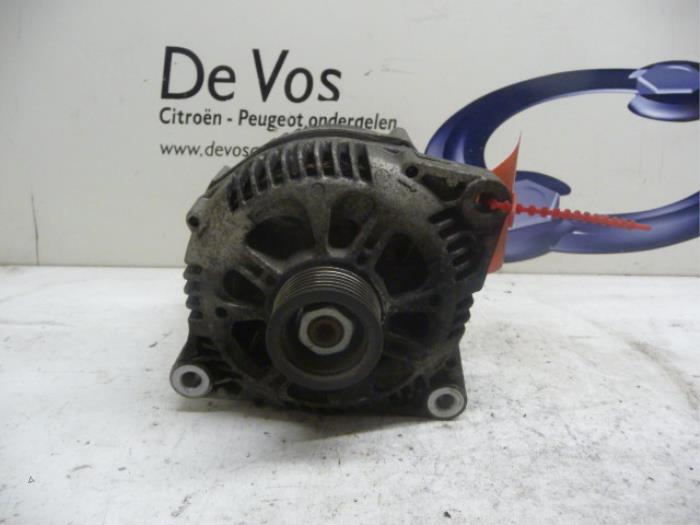 Gebruikte Dynamo Peugeot 605 (6B) 3.0 SV,Executive V6 24V Prijs € 70,00 Margeregeling aangeboden door De Vos Onderdelen