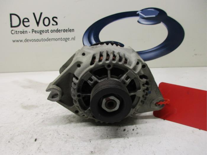 Gebruikte Dynamo Peugeot 405 II (4B) 1.8 SRi,Gri Prijs € 55,00 Margeregeling aangeboden door De Vos Onderdelen