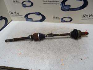 Gebruikte Aandrijfas rechts-voor Peugeot 308 SW (L4/L9/LC/LJ/LR) 1.6 BlueHDi 120 Prijs € 100,00 Margeregeling aangeboden door De Vos Onderdelen