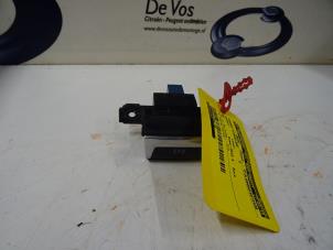 Gebruikte Schakelaar handrem Peugeot 308 Prijs € 30,00 Margeregeling aangeboden door De Vos Onderdelen