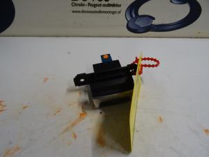 Gebruikte Schakelaar handrem Peugeot 308 Prijs € 30,00 Margeregeling aangeboden door De Vos Onderdelen