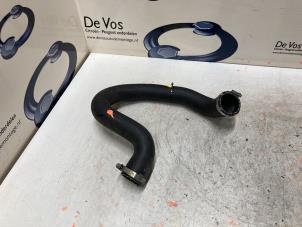 Gebruikte Intercooler Slang Peugeot 3008 II (M4/MC/MJ/MR) 1.6 e-THP 165 16V Prijs € 35,00 Margeregeling aangeboden door De Vos Onderdelen