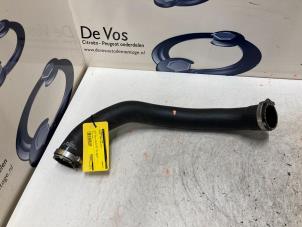 Gebruikte Intercooler Slang Peugeot 3008 II (M4/MC/MJ/MR) 1.6 e-THP 165 16V Prijs € 35,00 Margeregeling aangeboden door De Vos Onderdelen
