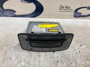 Gebruikte Radio CD Speler Peugeot 107 1.0 12V Prijs € 80,00 Margeregeling aangeboden door De Vos Autodemontagebedrijf