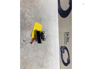 Gebruikte Schakelaar handrem Citroen C5 Prijs € 25,00 Margeregeling aangeboden door De Vos Onderdelen