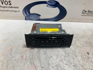 Gebruikte Radio CD Speler Peugeot RCZ (4J) 1.6 16V THP Prijs € 50,00 Margeregeling aangeboden door De Vos Autodemontagebedrijf