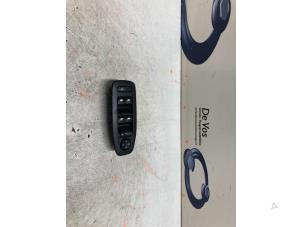 Gebruikte Combischakelaar ramen Peugeot 208 I (CA/CC/CK/CL) 1.2 12V e-THP PureTech 110 Prijs € 90,00 Margeregeling aangeboden door De Vos Onderdelen