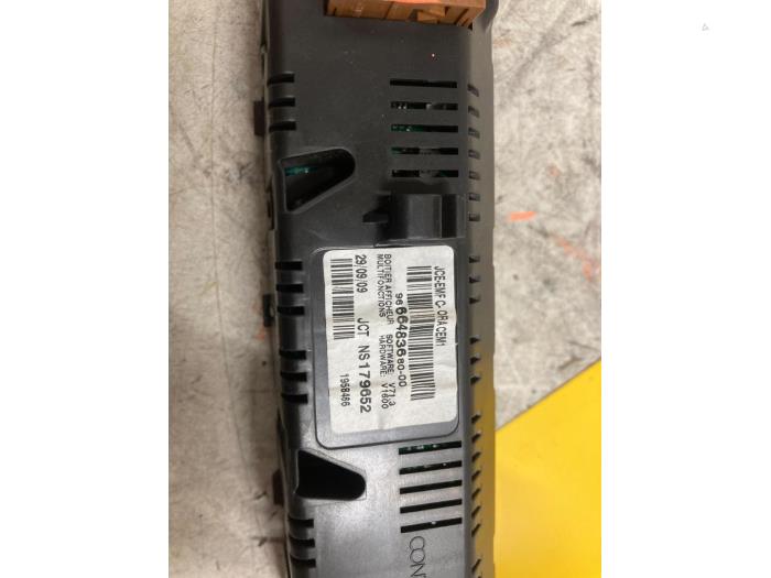 Display Interieur van een Peugeot 308 CC (4B) 2.0 HDiF 16V 2009