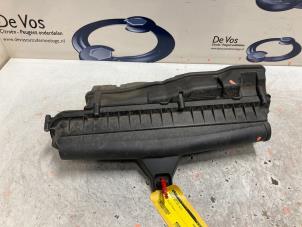 Gebruikte Luchtfilterhuis Peugeot 207/207+ (WA/WC/WM) 1.4 16V VTi Prijs € 35,00 Margeregeling aangeboden door De Vos Onderdelen