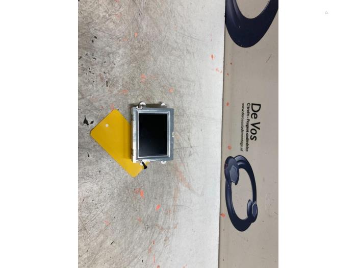 Gebruikte Display Interieur Peugeot 208 Prijs € 70,00 Margeregeling aangeboden door De Vos Onderdelen