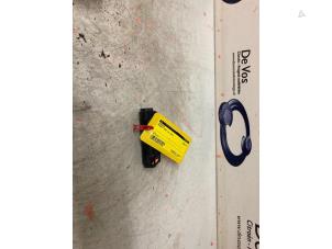 Gebruikte Zekering Peugeot 3008 II (M4/MC/MJ/MR) 1.6 16V HYbrid 225 Prijs € 15,00 Margeregeling aangeboden door De Vos Onderdelen