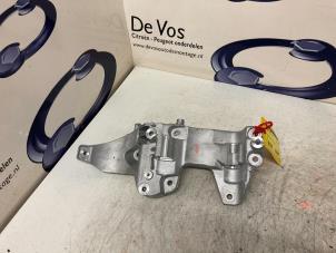 Gebruikte Dynamosteun onder Peugeot 3008 II (M4/MC/MJ/MR) 1.6 16V HYbrid 225 Prijs € 55,00 Margeregeling aangeboden door De Vos Onderdelen