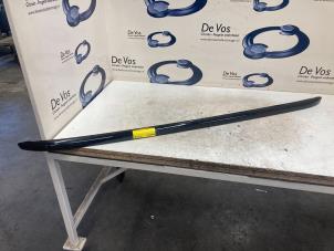 Gebruikte Dakrail rechts Peugeot 2008 (UD/UK/UR/US/UX) 1.2 VTi 12V PureTech 130 Prijs € 135,00 Margeregeling aangeboden door De Vos Onderdelen