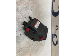 Gebruikte Relais Houder Peugeot 308 Prijs € 30,00 Margeregeling aangeboden door De Vos Onderdelen