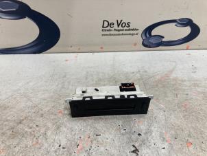 Gebruikte Display Interieur Peugeot 206+ (2L/M) 1.4 XS Prijs € 45,00 Margeregeling aangeboden door De Vos Onderdelen