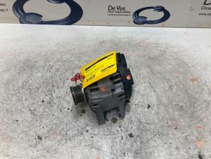 Gebruikte Dynamo Opel Corsa F (UB/UH/UP) 1.2 12V 75 Prijs € 100,00 Margeregeling aangeboden door De Vos Onderdelen