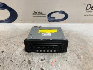 Gebruikte Radio CD Speler Peugeot 5008 I (0A/0E) 1.6 HDiF 16V Prijs € 50,00 Margeregeling aangeboden door De Vos Autodemontagebedrijf