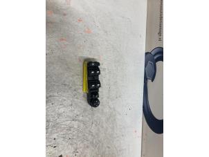 Gebruikte Combischakelaar ramen Peugeot 208 II (UB/UH/UP) 1.2 Vti 12V PureTech 100 Prijs € 100,00 Margeregeling aangeboden door De Vos Onderdelen