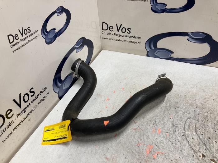 Gebruikte Intercooler Slang Citroen C4 Picasso (3D/3E) 1.6 BlueHDI 120 Prijs € 25,00 Margeregeling aangeboden door De Vos Onderdelen