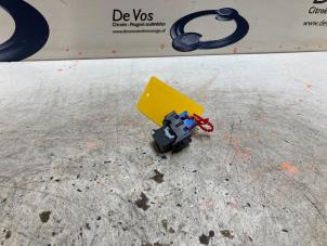 Gebruikte Schakelaar handrem Peugeot 508 (F3/FB/FH/FP) 1.6 16V GT PureTech 225 Prijs € 80,00 Margeregeling aangeboden door De Vos Onderdelen