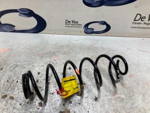 Gebruikte Schroefveer achter Peugeot 308 (F3/FB/FH/FM/FP) 1.2 12V PureTech 110 Prijs € 60,00 Margeregeling aangeboden door De Vos Onderdelen