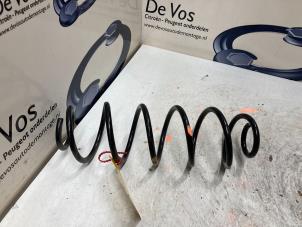 Gebruikte Schroefveer achter Peugeot 308 (F3/FB/FH/FM/FP) 1.2 12V PureTech 110 Prijs € 60,00 Margeregeling aangeboden door De Vos Onderdelen