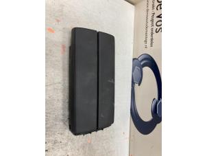 Gebruikte Armleuning Peugeot 308 (F3/FB/FH/FM/FP) 1.2 12V PureTech 110 Prijs € 80,00 Margeregeling aangeboden door De Vos Onderdelen