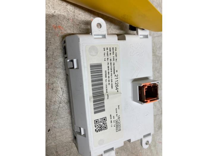 Display Interieur van een Peugeot 208 I (CA/CC/CK/CL) 1.2 Vti 12V PureTech 2019