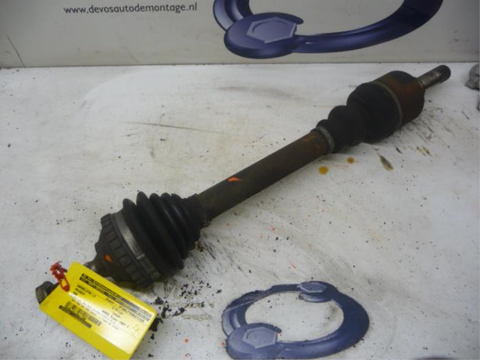 Gebruikte Steekas links-voor Peugeot 406 (8B) 1.8 16V Prijs € 55,00 Margeregeling aangeboden door De Vos Onderdelen