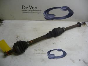 Gebruikte Aandrijfas rechts-voor Peugeot 406 (8B) 1.8 16V Prijs € 55,00 Margeregeling aangeboden door De Vos Onderdelen