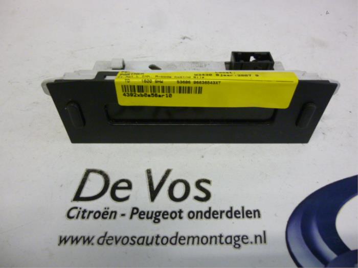Gebruikte Display Interieur Peugeot Partner 1.6 HDI 75 Prijs € 55,00 Margeregeling aangeboden door De Vos Onderdelen