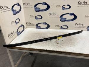 Gebruikte Dakrail rechts Peugeot 2008 (UD/UK/UR/US/UX) 1.2 VTi 12V PureTech 130 Prijs € 135,00 Margeregeling aangeboden door De Vos Onderdelen