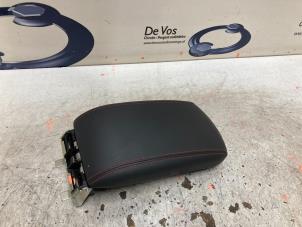 Gebruikte Armleuning Peugeot 308 (L3/L8/LB/LH/LP) 2.0 BlueHDi 150 16V Prijs € 80,00 Margeregeling aangeboden door De Vos Onderdelen