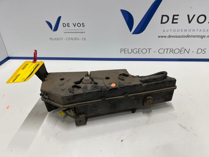 Roetfilter reservoir van een Peugeot 5008 I (0A/0E) 1.6 BlueHDi 115 2015