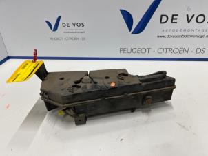 Gebruikte Roetfilter reservoir Peugeot 5008 I (0A/0E) 1.6 BlueHDi 115 Prijs € 70,00 Margeregeling aangeboden door De Vos Autodemontagebedrijf