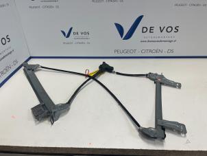 Gebruikte Ruitmechaniek 2Deurs links-voor Peugeot 307 CC (3B) 2.0 16V Prijs € 80,00 Margeregeling aangeboden door De Vos Autodemontagebedrijf