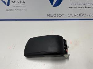 Gebruikte Armleuning Peugeot 308 Prijs € 80,00 Margeregeling aangeboden door De Vos Onderdelen