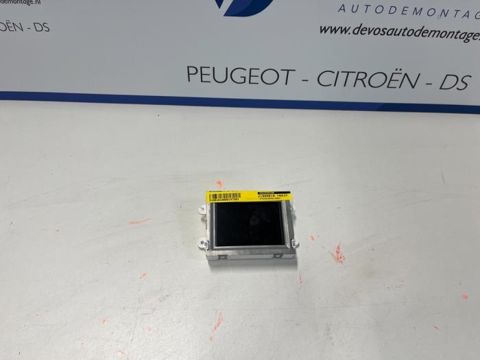 Gebruikte Display Interieur Peugeot 208 Prijs € 70,00 Margeregeling aangeboden door De Vos Onderdelen