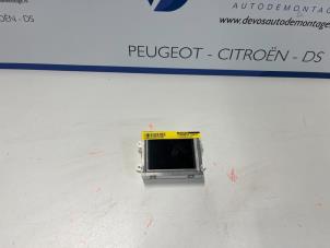 Gebruikte Display Interieur Peugeot 208 Prijs € 90,00 Margeregeling aangeboden door De Vos Onderdelen