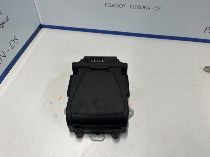 Gebruikte Head-up display Peugeot 5008 I (0A/0E) 1.6 HDiF 16V Prijs € 250,00 Margeregeling aangeboden door De Vos Onderdelen